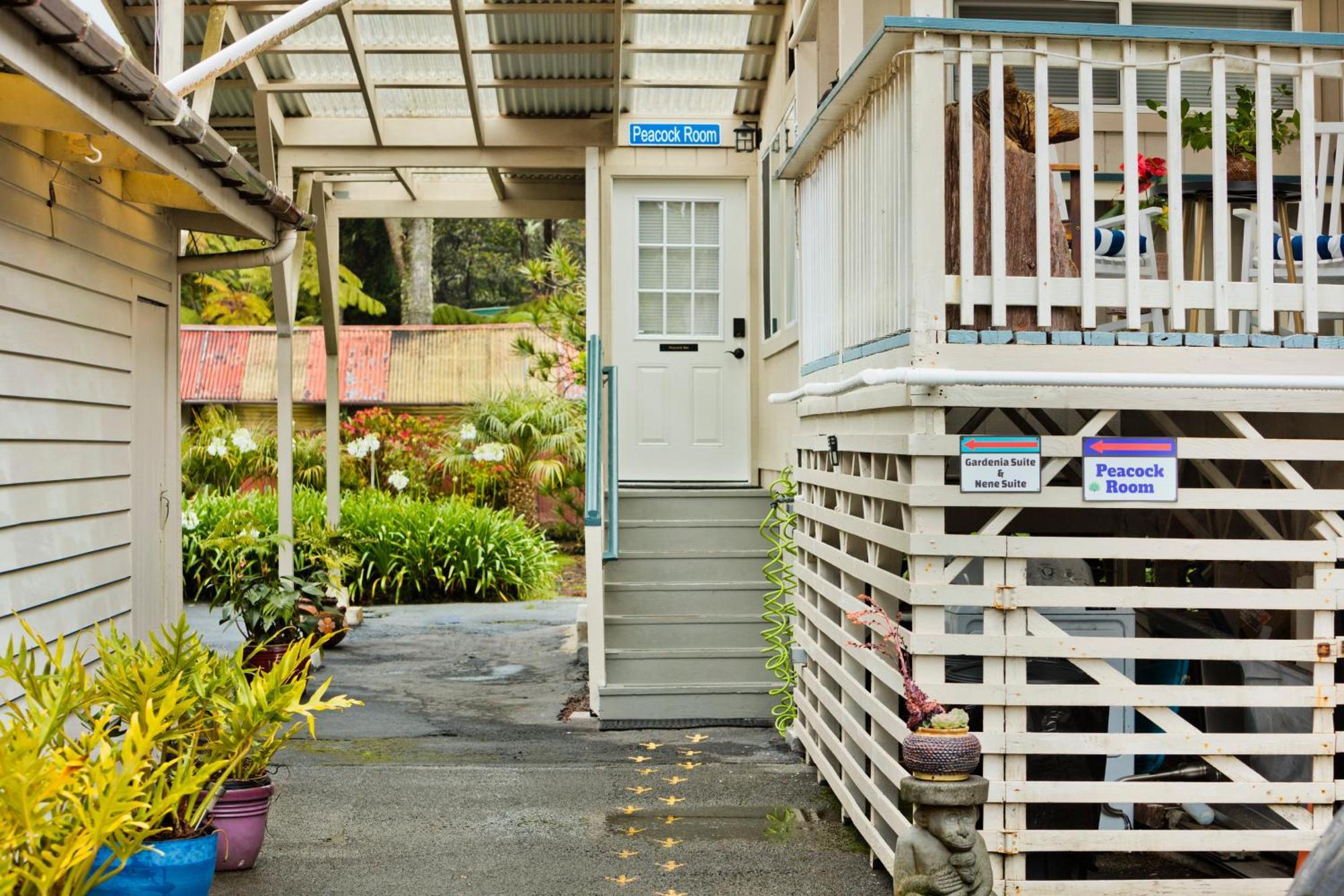 Aloha Junction -minutes Away From Hawaii Volcanoes National Park Bed & Breakfast